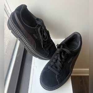 Puma Fenty x Rihanna Cleated Creeper Black Suede Platform Sneakers Womens Size 6